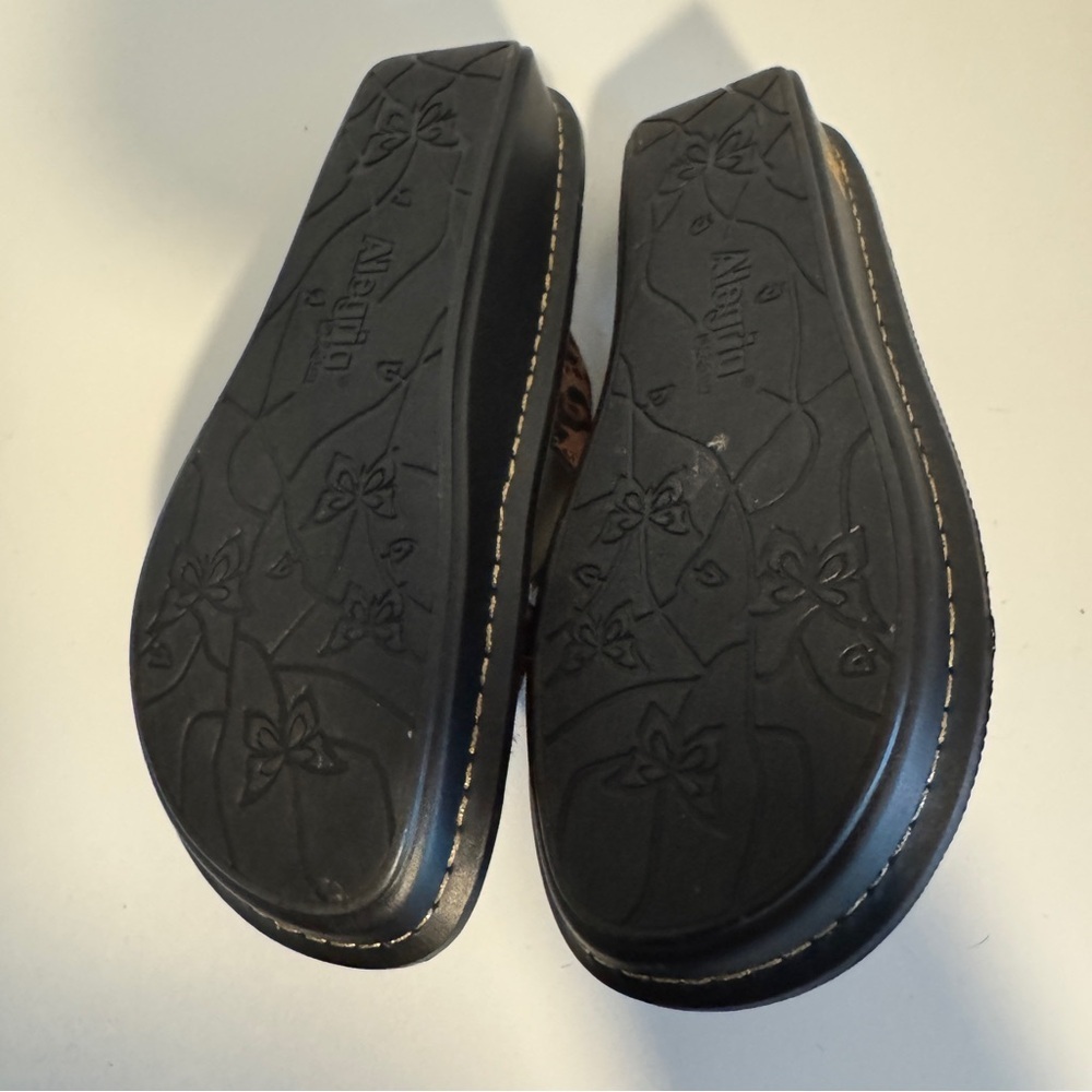 Alegria Vanya Safari Leopard Print Slide Sandals with Buckle 38 - Picture 6 of 7